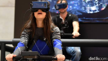 Samsung juga membawa pengalaman virtual reality di ajang IFA 2017 ini. Foto: Getty Images