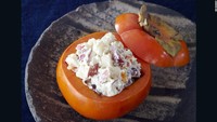 Potongan dadu buah kesemek disajikan begitu saja atau dikombinasikan dengan buah musim gugur lain. Misalnya anggur, pir dan apel. Sajian Matsu no mi shira ae, kaki utsuwa diberi saus klasik kacang pine dan tofu yang disebut shira ae.