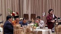 Selanjutnya mereka memilih duduk menikmati hidangan yang ada