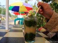Segarnya Es Cincau di Taman Kaligrafi Raksasa