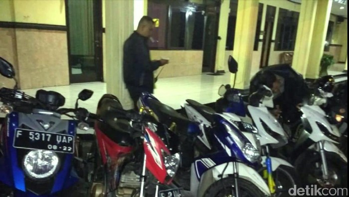 Amankan Kelompok Bermotor, Polisi Sukabumi Sita Senjata Tajam
