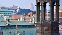 Dari atap Gedung Parlemen, Anda dapat melihat bangunan-bangunan tua dari abad ke-13 yang ada di kawasan kota tua Stockholm (Amanda Ruggeri/BBC)