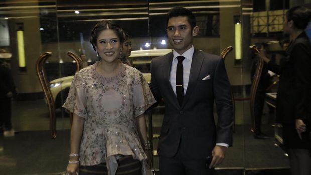 Aktris Dian Sastro hadir resepsi Raisa-Hamish Daud bersama suami
