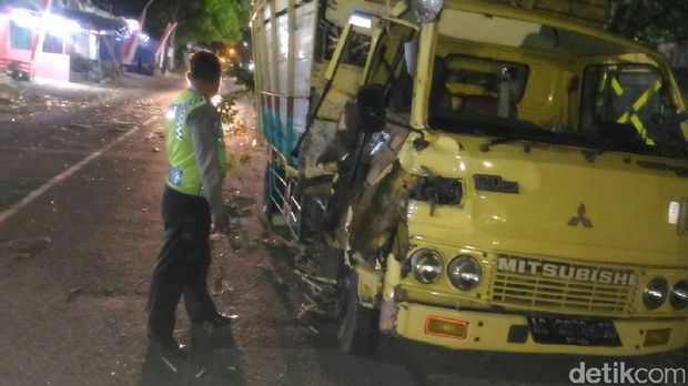 Bangkai truk terlibat kecelakaan masih di pinggir jalan/
