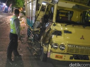 Sopir Mabuk, Truk Muat Tebu Adu Banteng di Jalur Blitar-Malang