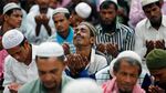 Saat Warga Rohingya Salat Idul Adha di Pengungsian