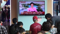 Ri Chun-Hee merupakan penyiar berita veteran Korut yang sudah 40 tahun mengabdi pada televisi nasional Korut, KCTV. Foto: Han Jong-Chan/Yonhap/via REUTERS