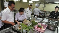 Diatas kapal pun, Olih Masolih Sodikin (kiri) bersama Nahkoda KM Kelud Kapten Kumoro (kanan) bersama Chef Marinka memasak untuk penumpang kapal PELNI di dapur KM Kelud saat sandar di pelabuhan Batu Ampar, Batam, Minggu (3/9).  Foto: dok. Pelni