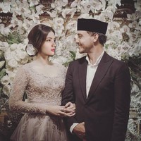 Sama seperti para pria yang patah hati karena Raisa akan menikah hari ini, Minggu (3/9/2017), sejumlah wanita pun merasakan hal serupa. Mereka patah hati karena Hamish Daud yang tampan menikahi pujaan hatinya. Seolah tak rela, yang mereka lakukan adalah mengedit foto Raisa saat berpose mesra dengan Hamish seusai acara Ngeuyeuk Seureuh. Wanita di foto ini salah satunya. Foto: Dok. Instagram @bonitawiyana.