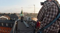 Kalau mau merasakan tur yang tidak biasa di luar negeri, cobalah yang satu ini. Di Stockholm tepatnya, ada tur lewat atap bangunan kota tua (Amanda Ruggeri/BBC)