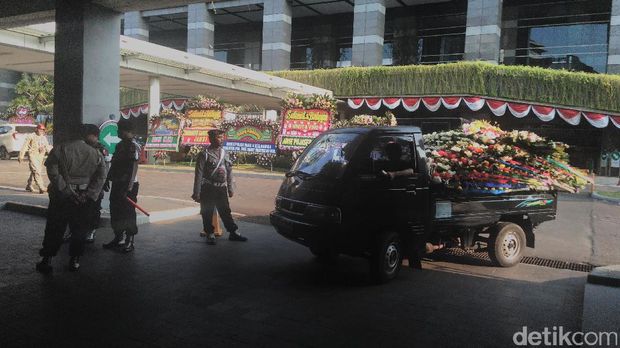 Karangan bunga berjajar di lobi depan