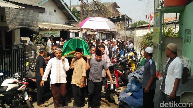 Catur Juliantono saat akan dimakamkan
