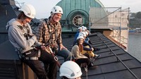 Tur sendiri berakhir bersamaan dengan sunset. Pemandu akan mengajak peserta untuk jalan santai di atap, sambil menikmati sunset cantik dengan latar Stockholm yang menawan (Amanda Ruggeri/BBC)