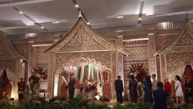Bertirai Merah, Pelaminan Minang Anak BG-Buwas Bernuansa Emas