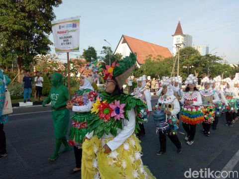 Ratusan warga pawai memakai kreasi daur ulang sampah/