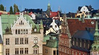 Peserta yang mengikuti tur unik ini akan dibawa melihat Kota Stockholm dari atap Gedung Parlemen yang megah. Gedung-gedung lain di sekitarnya pun terlihat jelas dari ketinggian (Amanda Ruggeri/BBC)