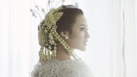 Cantiknya Raisa mengenakan kebaya Sunda berwarna putih.  Foto: Instagram/ The Bridestory