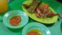 Sambal teroris racikan Ibu Elly yang ada di kawasan Cipetre ini sangat menyengat ke lidah. Sabal rawitnya semakin nikmat dinikmati bersama pete goreng, ayam hingga cumi asin goreng. Santap dengan nasi! Foto: Istimewa