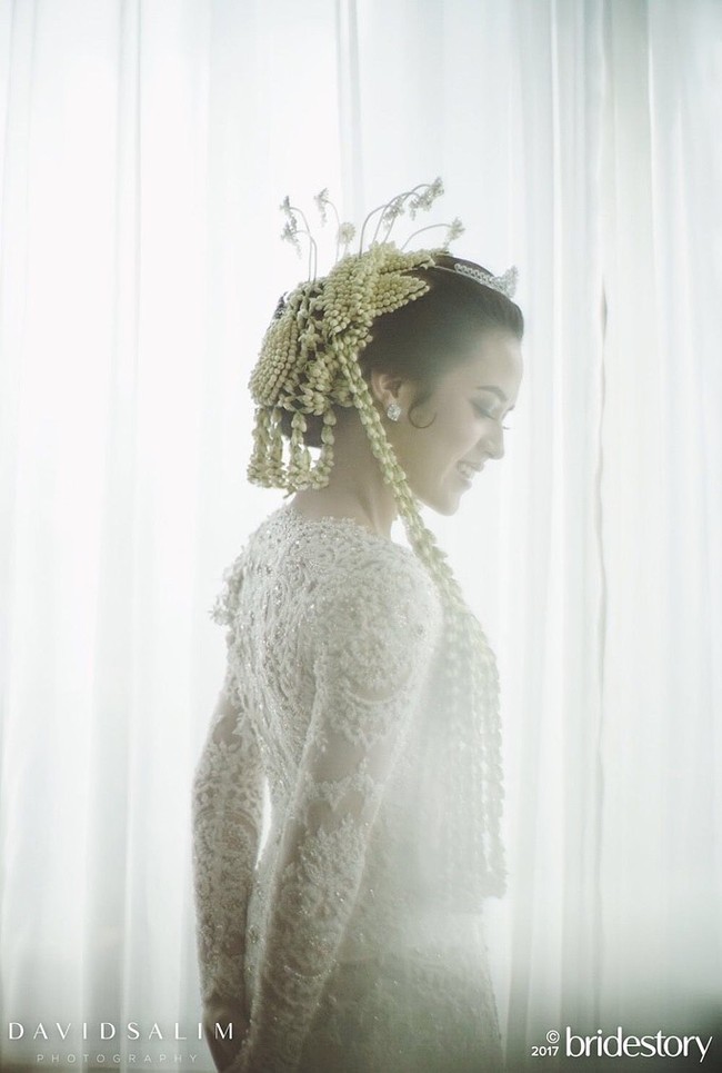 Raisa dan Hamish Daud resmi menikah hari ini, Minggu (3/9/2017). Pada pernikahan yang dihelat di area outdoor, Ayana, Midplaza Jakarta ini, Raisa dan Hamish tetap memilih tampil tradisional sebagai pengantin adat Sunda. Foto: Dok. Bridestory/David Salim Photography