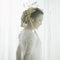 Raisa dan Hamish Daud resmi menikah hari ini, Minggu (3/9/2017). Pada pernikahan yang dihelat di area outdoor, Ayana, Midplaza Jakarta ini, Raisa dan Hamish tetap memilih tampil tradisional sebagai pengantin adat Sunda. Foto: Dok. Bridestory/David Salim Photography