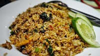 Nasi Goreng Mafia yang diracik dengan rempah-rempah dan cabai ini sangat enak. Kalau suka pedas, pilihlah racikan nasi goreng dengan tingkatan kepedasan yang tinggi seperti Preman, Gangster, Triad hingga Brandal. Foto: Istimewa