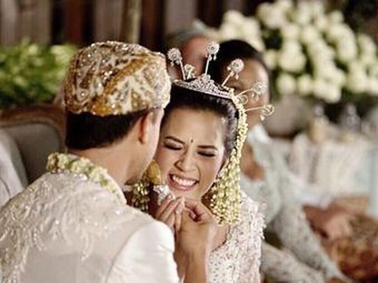 Keuntungan Pria Seperti Hamish Daud Nikahi Wanita Lebih Muda