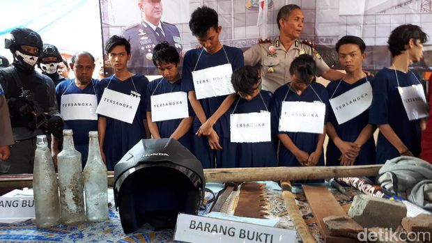 Polres Jakarta Pusat menangkap 10 orang warga Johar Baru yang tawuran.