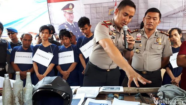 Polres Jakarta Pusat menangkap 10 orang warga Johar Baru yang tawuran.