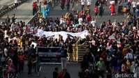 Beberapa terlihat menggelar acara solidaritas.