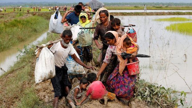  Pengungsi Rohingya berjalan menuju perbatasan Bangladesh-Myanmar
