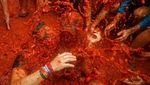 Intip Keseruan Festival Perang Tomat yang Dihadiri Puluhan Ribu Orang Ini