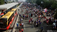 Ribuan warga beraktivitas di kawasan CFD, Jakarta.