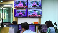 Dengan memakai hanbok warna merah muda, Ri Chun-Hee mengumumkan uji coba bom hidrogen Korut yang diklaim berlangsung sukses sempurna pada Minggu (3/9). Foto: AFP PHOTO/JUNG Yeon-Je