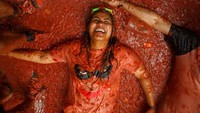 Peraturan festival ini adalah tomat harus diremas sebelum dilempar agar peserta lain tak kesakitan. Foto: Istimewa