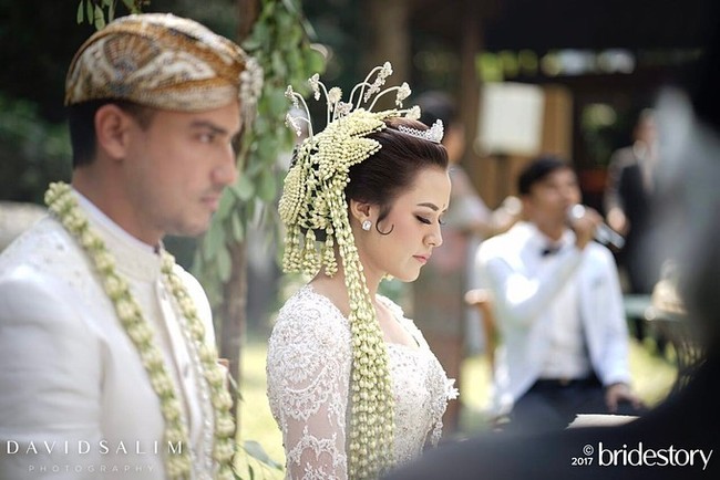 Di hari pernikahannya dengan Hamish Daud, Raisa tampak cantik dengan sanggul ala pengantin adat Sunda. Foto: Dok. Bridestory/David Salim Photography