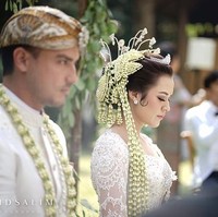 Di hari pernikahannya dengan Hamish Daud, Raisa tampak cantik dengan sanggul ala pengantin adat Sunda. Foto: Dok. Bridestory/David Salim Photography