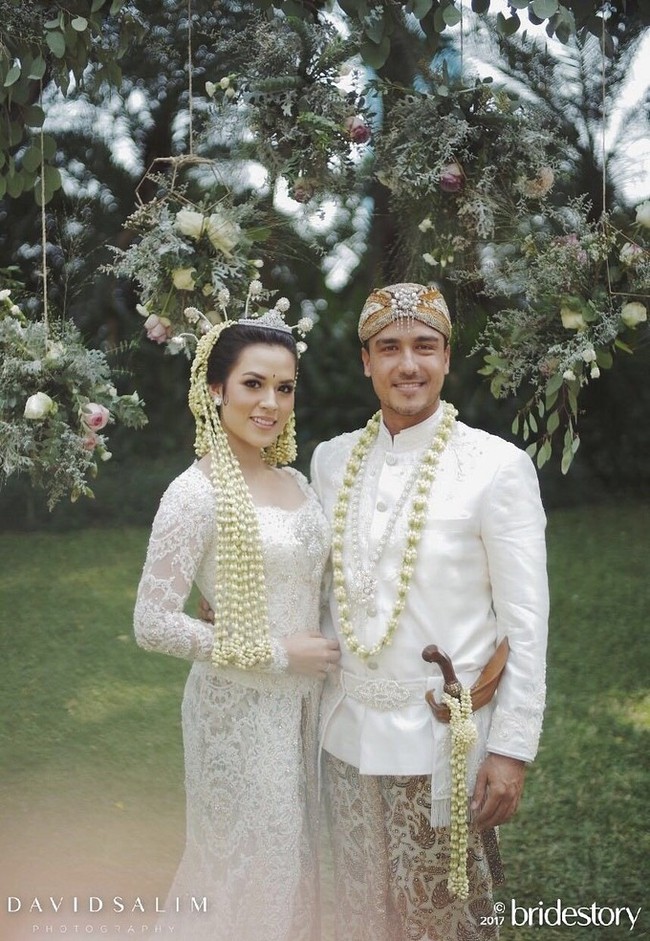 Dewasa ini semakin banyak pasangan muda yang ingin tetap mengakar pada budaya Indonesia dengan memakai kebaya pengantin adat di hari pernikahannya, tak terkecuali pasangan Raisa-Hamish Daud saat akad nikah. Dibanding gaun, beberapa seleb berikut juga memilih tampil pakai kebaya dengan hiasan adat nasional yang mewah. Siapa saja mereka? Foto: Dok. Instagram/Bridestory