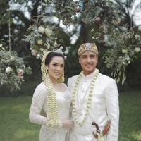 Dewasa ini semakin banyak pasangan muda yang ingin tetap mengakar pada budaya Indonesia dengan memakai kebaya pengantin adat di hari pernikahannya, tak terkecuali pasangan Raisa-Hamish Daud saat akad nikah. Dibanding gaun, beberapa seleb berikut juga memilih tampil pakai kebaya dengan hiasan adat nasional yang mewah. Siapa saja mereka? Foto: Dok. Instagram/Bridestory