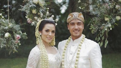 Foto: Melihat Lebih Dekat Kebaya Klasik Raisa Saat Dinikahi Hamish Daud