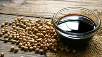 Kandungan garam dan proses fermentasi membuat kecap bisa tahan bertahun-tahun dalam wadah yang belum terbuka. Bahkan berpotensi hingga tiga tahun. Kalau kemasan sudah dibuka, suhu bisa membuat daya tahan berkurang. Foto: iStock
