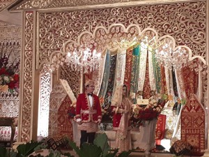 Nuansa Merah-Emas Adat Minang di Resepsi Anak BG-Buwas