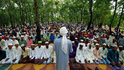 Saat Warga Rohingya Salat Idul Adha di Pengungsian