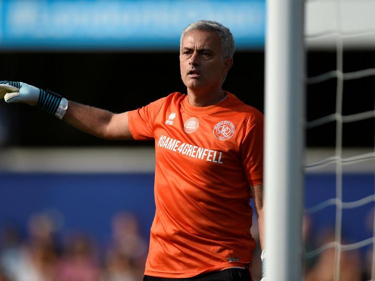 Melihat Aksi Kiper Jose Mourinho di Laga Amal