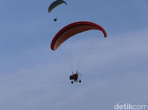 Penerbang Paramotor Terbanyak di Ngawi Raih Rekor MURI