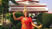 Eser juga pernah mengunjungi negara Thailand dan mencoba pakaian tradisional di Wat Arun, cantik banget ya! (@echosierra85/Instagram)