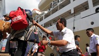 Direktur Usaha Penumpang PT PELNI Olih Masolih Sodikin menyambut penumpang yang akan naik KM Kelud Tujuan Medan di pelabuhan Batu Ampar, Batam, Minggu (3/9). Foto: dok. Pelni