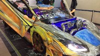 Mobil beroda 6 ini terpilih sebagai Raja Modifikasi Indonesia Automodified (IAM) MBtech yang diadakan di Bandung. Mobil merupakan hasil garapan bengkel langganan kontes modifikasi Kupu-kupu Malam. Foto: Dadan Kuswaraharja