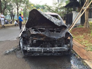 Bukan Powerbank, Honda Brio di Bekasi Terbakar dari Kap Mobil