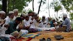 Saat Warga Rohingya Salat Idul Adha di Pengungsian