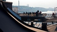 Perlahan tapi pasti, peserta tur akan dibuat lupa pada posisi mereka di ketinggian 43 meter. Berhubung atap Gedung Parlemen cukup besar, Anda akan diajak berjalan ke setiap ujungnya untuk melihat Stockholm dari berbagai sisi (Amanda Ruggeri/BBC)